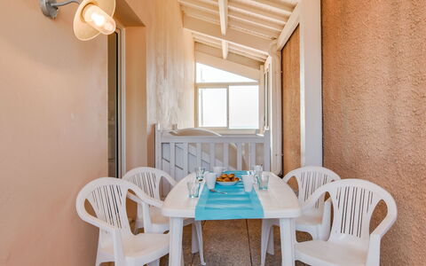 Le Patio: Table, Meubles, Propriété, Bâtiment, Chaise, Bleu Azur, Fenêtre, Bois, Design Intérieur, Sol