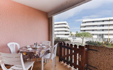 Le Méditerranée: Propriété, Bâtiment, Meubles, Table, Nuage, Ciel, Ombre, Bois, Architecture, Chaise