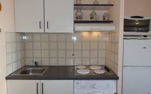 Le Méditerranée: Cabinetry, Evier, Évier, Cuisine, Cuisinière, Robinet, Design Intérieur, Sol, Sol, Cooktop