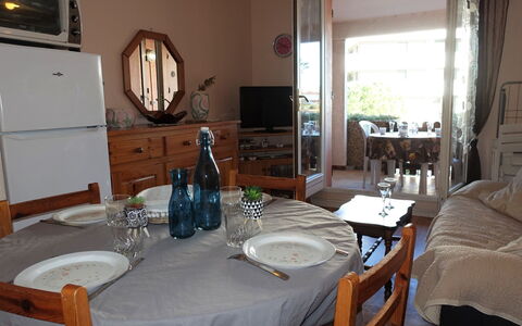 Le Méditerranée: Table, Meubles, Propriété, Cabinetry, Miroir, Chaise, Vaisselle, Bois, Bouteille, Design Intérieur