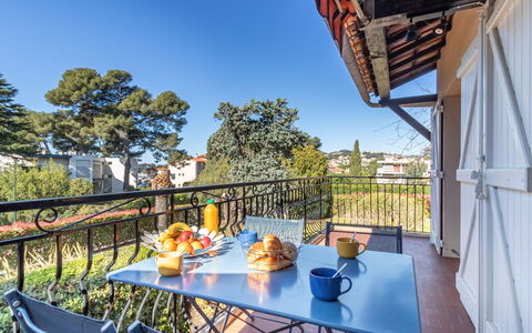Beau Rivage: Table, Plante, Meubles, Bâtiment, Ciel, Propriété, Chaise, Ombre, Arbre, Éclairage