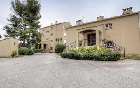 Beau Rivage: Plante, Ciel, Bâtiment, Nuage, Fenêtre, Surface De La Route, Arbre, Maison, Herbe