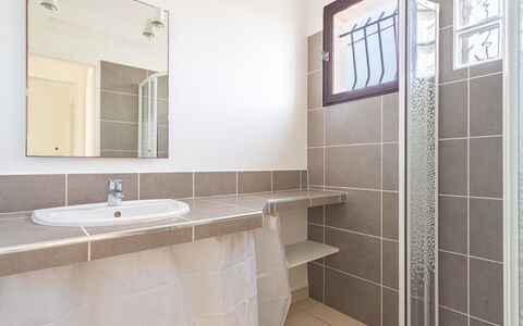 Les Pesquiers: Miroir, Robinet, Évier, Propriété, Luminaire Plomberie, Lavabo, Salle De Bains, Bâtiment, Design Intérieur, Architecture