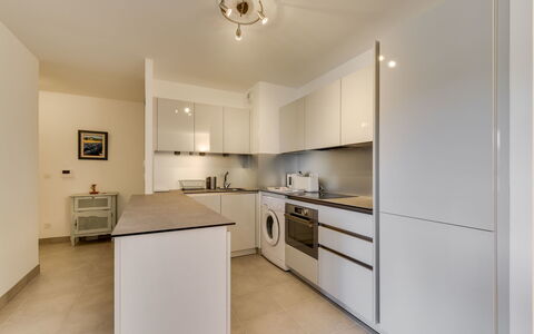 79 Bay: Pièce, Propriété, Meubles, Design Intérieur, Cuisine, Plafond, Comptoir, Bâtiment, Cabinetry, Sol
