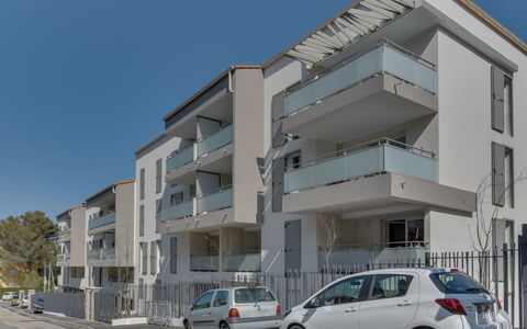 79 Bay: Voiture, Ciel, Roue, Bâtiment, Véhicule, Propriété, Maison