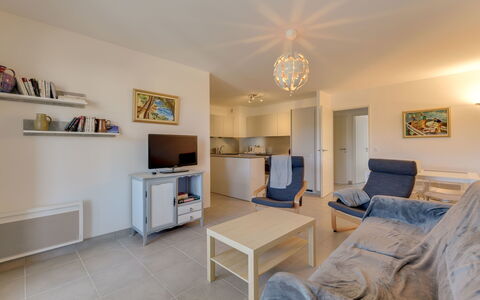 79 Bay: Propriété, Pièce, Meubles, Sol, Design Intérieur, Plafond, Salon, Bâtiment, Immobilier, Jaune