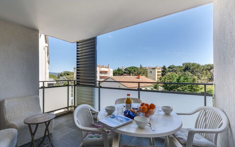 79 Bay: Propriété, Pièce, Bâtiment, Design Intérieur, Immobilier, Maison, Meubles, Architecture, Table, Balcon