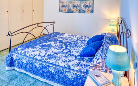 Olivi Del Mesco - Levanto: Chambre, Lit, Drap De Lit, Meubles, Pièce, Literie, Propriété, Bleu, Matelas, Cadre De Lit
