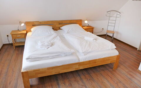 Reuse: Meubles, Lit, Chambre, Cadre De Lit, Pièce, Propriété, Sol, Dur, Drap De Lit, Parquet