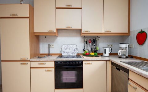 Nilles: Cabinetry, Evier, Comptoir, Propriété, Évier, Meubles, Appareil De Cuisine, Cuisinière, Électroménager, Cuisine