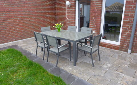 Nilles: Meubles, Table, Bâtiment, Chaise, Plante, Tableau De Plein Air, Surface De La Route, Fenêtre, Brique, Mobilier De Jardin