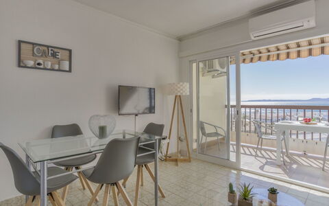 Canigó: Pièce, Propriété, Meubles, Bâtiment, Design Intérieur, Maison, Immobilier, Table, Appartement, Sol