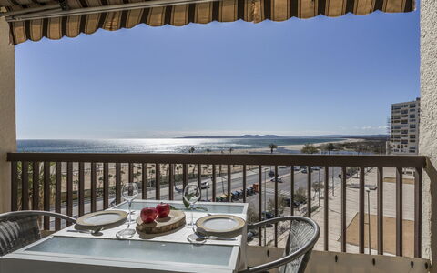 Canigó: L'Eau, Table, Ciel, Meubles, Propriété, Bâtiment, Vaisselle, Chaise, Bleu Azur, Bois