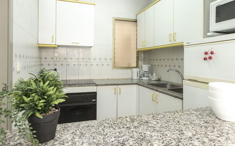Golf Sant Jordi: Comptoir, Pièce, Propriété, Cuisine, Tuile, Cabinetry, Meubles, Design Intérieur, Sol, Jaune