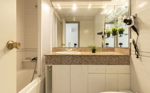 Golf Sant Jordi: Salle De Bains, Propriété, Pièce, Robinet, Tuile, Design Intérieur, Luminaire Plomberie, Mur, Accessoire Salle De Bain, Immobilier