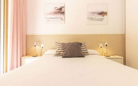 Golf Sant Jordi: Chambre, Pièce, Meubles, Lit, Design Intérieur, Propriété, Cadre De Lit, Mur, Sol, Drap De Lit
