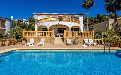 Villa Casablanca: L'Eau, Plante, Ciel, Propriété, Piscine, Bleu, Bleu Azur, Arbre, Ombre, Loisir