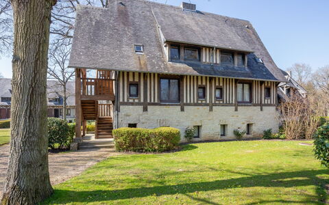 Les Hauts de Deauville: Plante, Ciel, Bâtiment, Propriété, Fenêtre, Arbre, Maison, Herbe, Lot Terre, Chalet