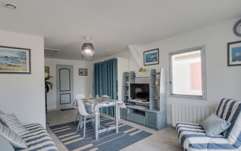 Les Genêts: Cadre, Meubles, Canapé, Bleu, Bleu Azur, Bois, Table, Salon, Design Intérieur