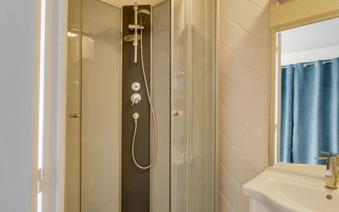 Les Genêts: Évier, Robinet, Porte, Luminaire Plomberie, Salle De Bains, Miroir, Bois, Bâtiment, Composite