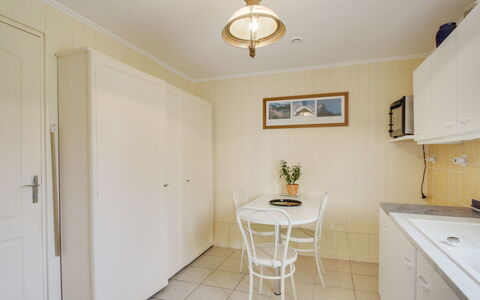 Les Genêts: Propriété, Table, Plante D'Appartement, Bois, Éclairage, Chaise, Plante, Cabinetry, Architecture, Maison
