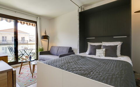 Sun Beach: Chambre, Meubles, Lit, Pièce, Propriété, Design Intérieur, Bâtiment, Cadre De Lit, Drap De Lit, Maison