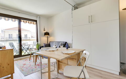 Sun Beach: Propriété, Pièce, Meubles, Design Intérieur, Bâtiment, Immobilier, Maison, Table, Jaune, Sol