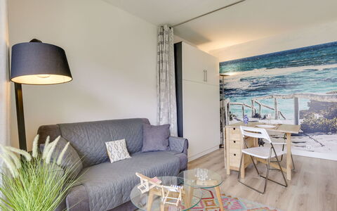 Sun Beach: Pièce, Meubles, Propriété, Design Intérieur, Salon, Chambre, Maison, Sol, Table, Bâtiment