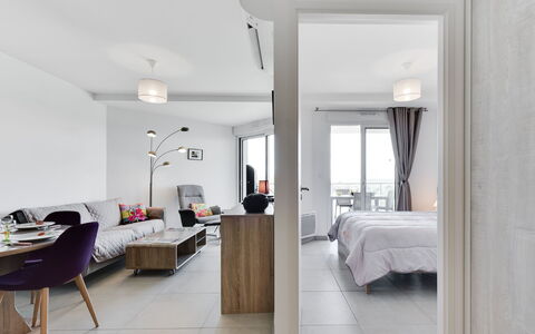 Balnéa: Pièce, Propriété, Meubles, Design Intérieur, Bâtiment, Suite, Sol, Maison, Plafond, Chambre