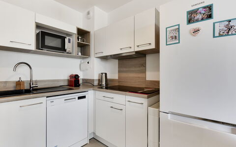 Balnéa: Pièce, Propriété, Cuisine, Meubles, Cabinetry, Comptoir, Design Intérieur, Jaune, Bâtiment, Immobilier