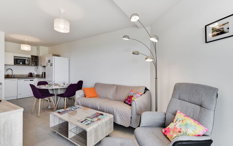 Balnéa: Pièce, Propriété, Meubles, Salon, Design Intérieur, Bâtiment, Sol, Maison, Table, Jaune