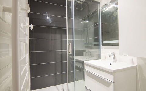 Les Régatiers: Miroir, Luminaire Plomberie, Propriété, Robinet, Évier, Salle De Bains, Bâtiment, Douche, Design Intérieur
