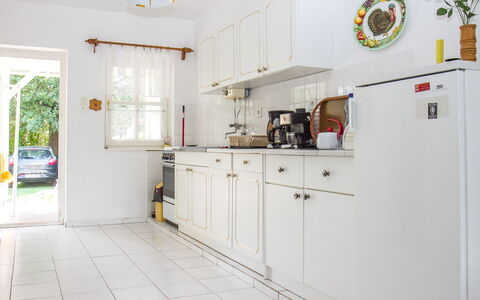 Welle: Cabinetry, Propriété, Comptoir, Robinet, Appareil De Cuisine, Plante, Tiroir, Cuisine, Design Intérieur, Bois