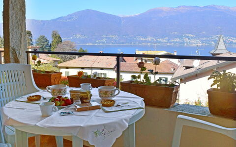 La Mia Casetta: Table, Ciel, Aliments, Vaisselle, Meubles, Propriété, Pot De Fleur, Montagne, Chaise, Nappe De Table
