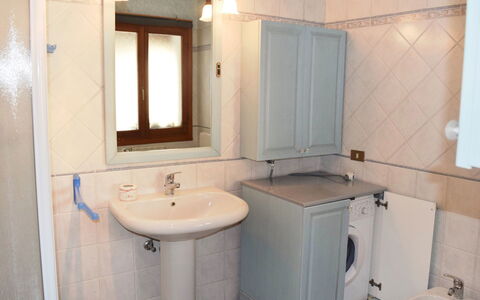 La Mia Casetta: Miroir, Robinet, Lavabo, Évier, Luminaire Plomberie, Propriété, Armoire De Toilette, Violet, Salle De Bains, Bleu Azur