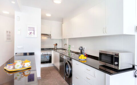 Cap Roig: Propriété, Pièce, Cuisine, Meubles, Comptoir, Cabinetry, Jaune, Bâtiment, Design Intérieur, Immobilier