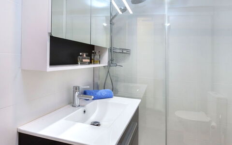 Cap Roig: Salle De Bains, Propriété, Pièce, Tuile, Design Intérieur, Architecture, Robinet, Bâtiment, Plafond, Sol