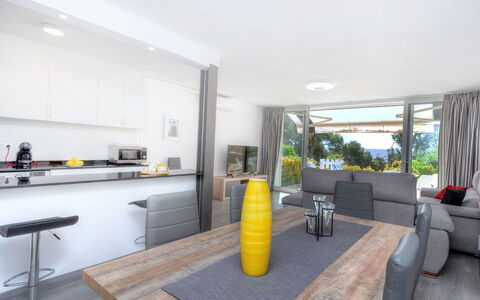Cap Roig: Propriété, Pièce, Design Intérieur, Jaune, Immobilier, Meubles, Maison, Bâtiment, Table, Domicile