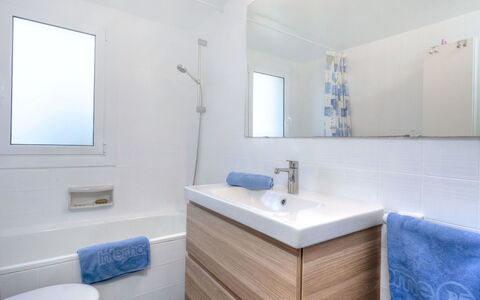 Nautic Ii: Salle De Bains, Propriété, Pièce, Design Intérieur, Baignoire, Architecture, Sol, Bâtiment, Mur, Maison