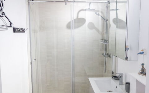 Les Brisants: Panneau De Douche, Salle De Bains, Douche, Propriété, Pièce, Porte De Douche, Luminaire Plomberie, Tuile, Bar De Douche, Verre