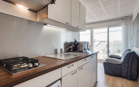 Les Brisants: Propriété, Pièce, Meubles, Comptoir, Design Intérieur, Cuisine, Bâtiment, Maison, Cabinetry, Plafond