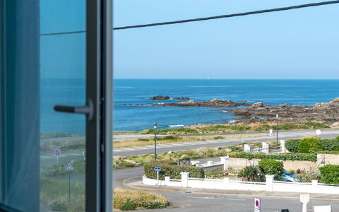 Les Brisants: Propriété, Mer, Immobilier, Bleu Azur, Ciel, Verre, Fenêtre, Vacances, Architecture, Maison