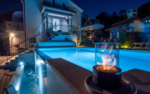 Sontje: L'Eau, Propriété, Bleu, Bleu Azur, Piscine, Mobilier De Jardin, Loisir, Immobilier, Maison, Table