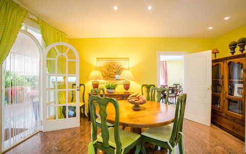 Villa Can Mandol: Pièce, Salle À Manger, Propriété, Plafond, Vert, Meubles, Jaune, Design Intérieur, Bâtiment, Sol