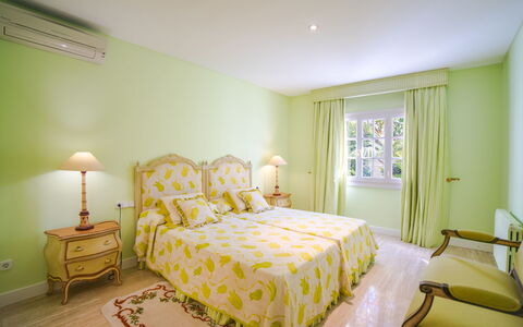 Villa Can Mandol: Chambre, Pièce, Meubles, Propriété, Lit, Design Intérieur, Vert, Jaune, Drap De Lit, Cadre De Lit