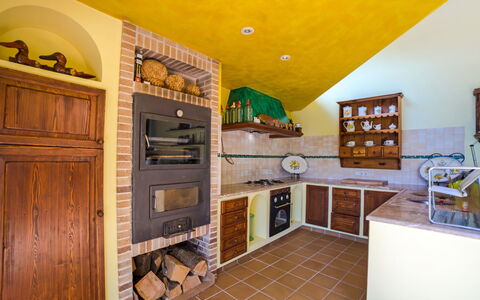 Villa Can Mandol: Propriété, Pièce, Meubles, Jaune, Cuisine, Design Intérieur, Bâtiment, Plafond, Cabinetry, Maison