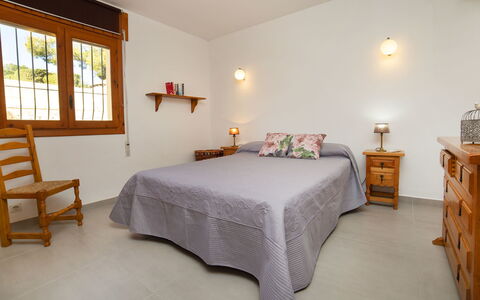 Lolita: Chambre, Pièce, Meubles, Lit, Propriété, Drap De Lit, Cadre De Lit, Design Intérieur, Sol, Literie