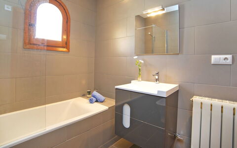 Lolita: Salle De Bains, Pièce, Propriété, Lavabo, Luminaire Plomberie, Sol, Design Intérieur, Tuile, Évier, Mur