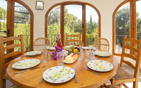 Lolita: Pièce, Salle À Manger, Propriété, Table, Design Intérieur, Meubles, Repas, Jaune, Petit Déjeuner, Domicile