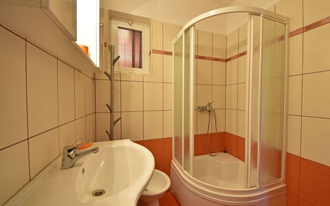 Novi Vinodolski Klenovica 600: Salle De Bains, Propriété, Pièce, Tuile, Architecture, Mur, Luminaire Plomberie, Design Intérieur, Maison, Sol
